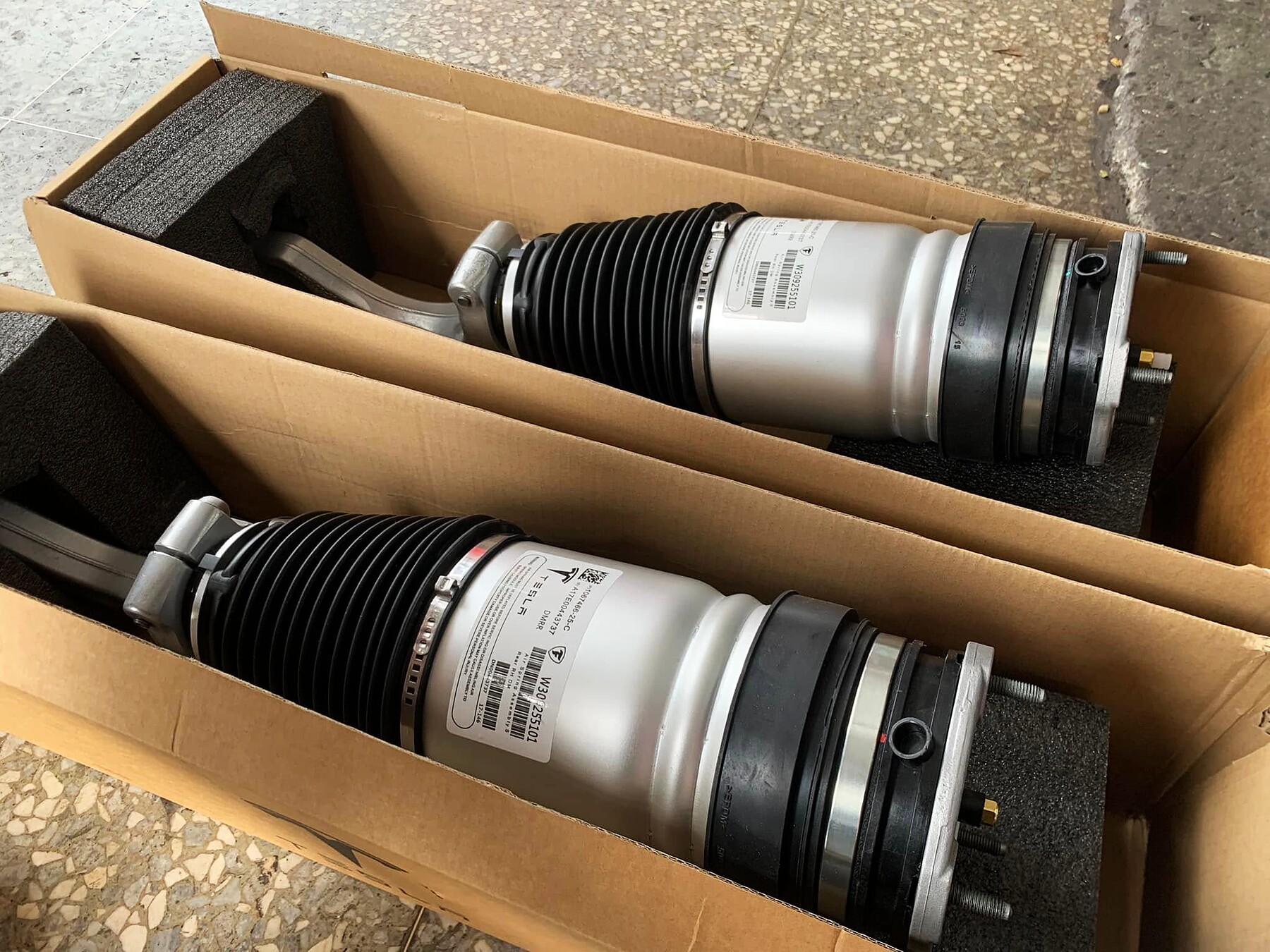 Tesla 原廠型氣壓避震器零件